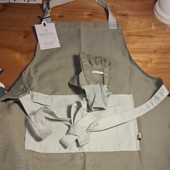 Hearth & Hand Other - Hearth & Hand Kids Apron and Glove Set